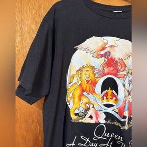 Queen Graphic Tee
